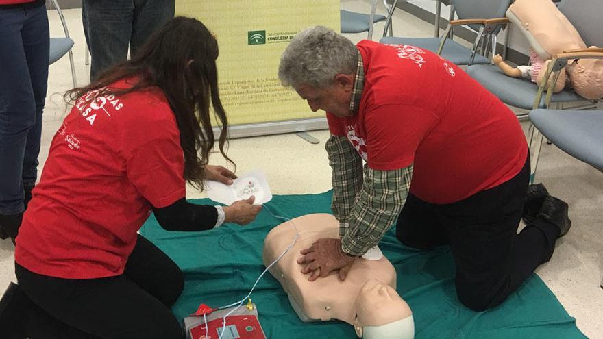 Çurso para aprender la reanimación cardiaca y el uso del desfibrilador.