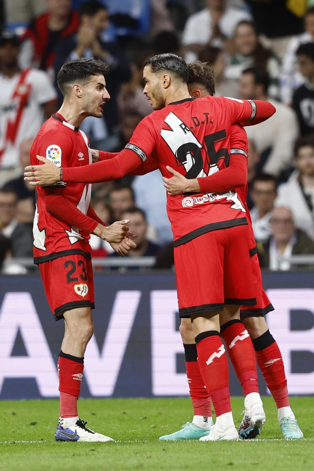 MADRID, 24/05/2023.- El delantero del Rayo Vallecano, Raúl de Tomás (d), celebra con sus compañeros el primer gol del equipo rayista durante el encuentro correspondiente a la jornada 36 de primera división que disputan hoy miércoles frente al Real Madrid en el estadio Santiago Bernabéu, en Madrid. EFE / Rodrigo Jiménez.