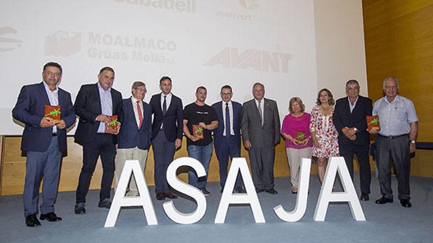 El presidente de ASAJA Alicante con todos los galardonados.