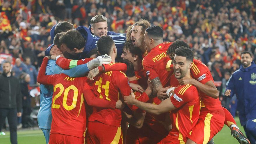 Los jugadores de la selección se abrazan en una piña ante la explosión de la caldera de Mestalla tras doblegar a Países Bajos en la tanda de penaltis. | FRANCISCO CALABUIG