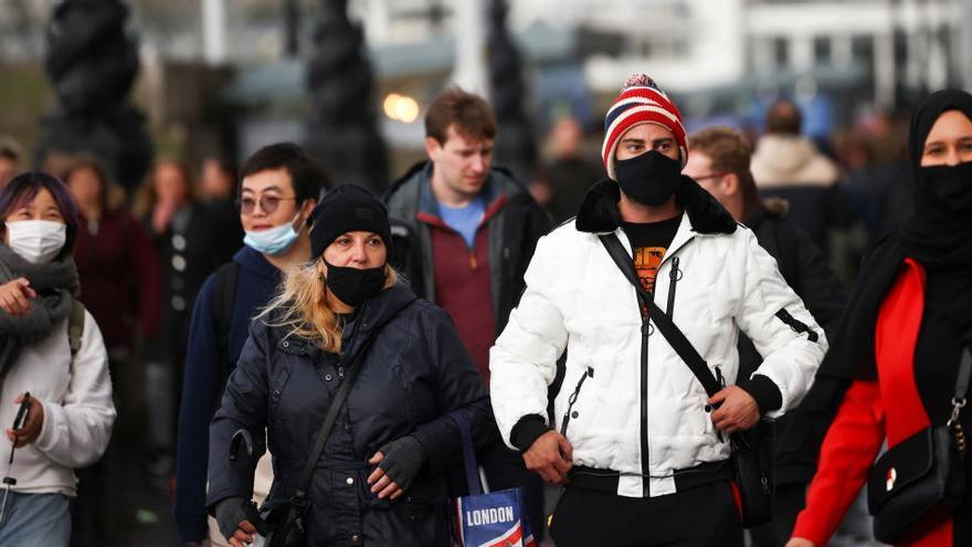 Varias personas caminan en una calle de Londres.