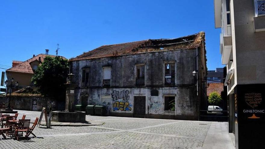 Operarios de la empresa Construpama comenzarán la próxima semana a rehabilitar la fuente de la plaza de O Castro, en Vilagarcía.