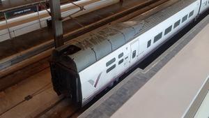 El AVE incendiado, en la estación de tren de Zaragoza-Delicias
