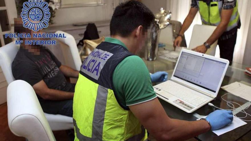 Agentes de la Guardia Civil, durante el operativo.