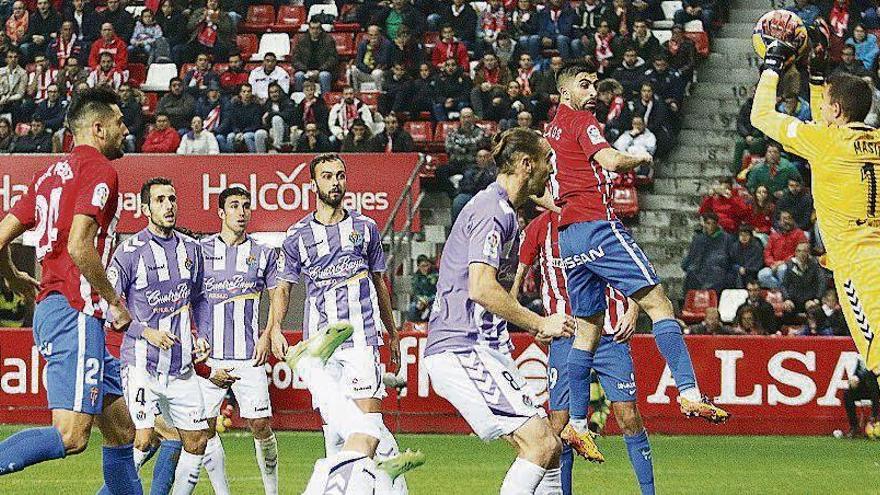 Una acción del partido entre Valladolid y Sporting de la primera vuelta.