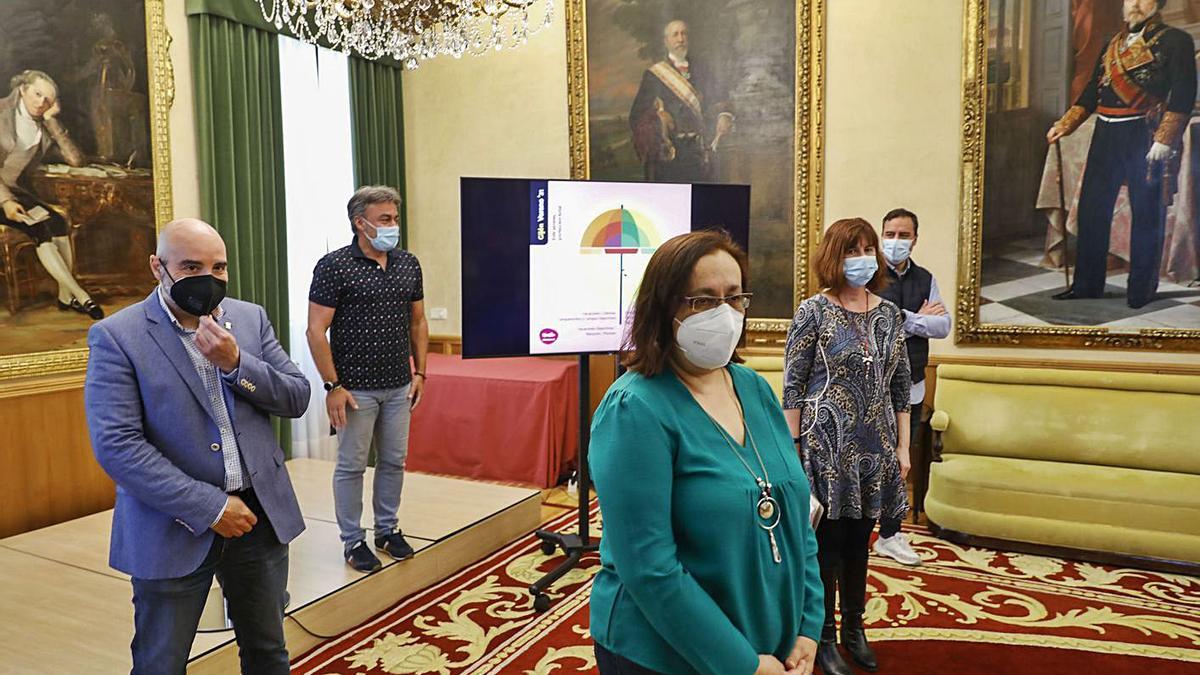 Delante y por la izquierda, Natalia González, Dolores Patón y Olmo Ron. Detrás, Santos Tejón y José Ramón Tuero, en la presentación del programa municipal de actividades de verano, ayer, en el Ayuntamiento.