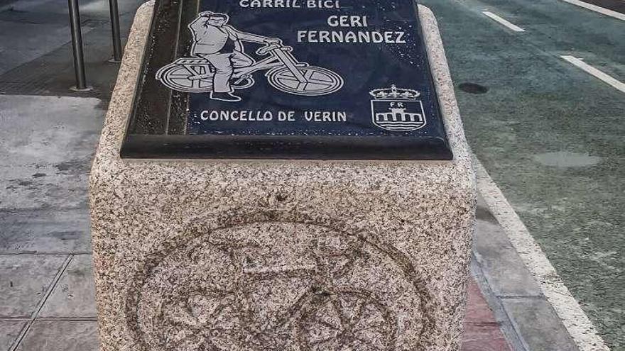 Carril-bici de la avenida de Laza ostenta la placa dedicada.  // FdV