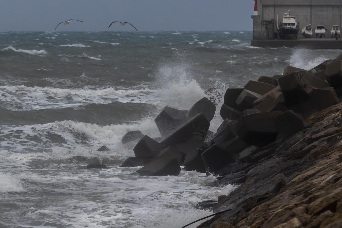 El tiempo en Valencia hoy y mañana: olas de más de 3 metros, lluvia y viento.