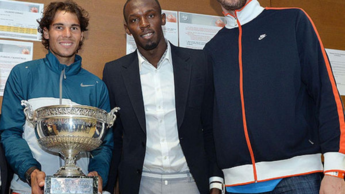 Rafa Nadal, acompañado de Usain Bolt y Pau Gasol, tras ganar su octavo Roland Garros