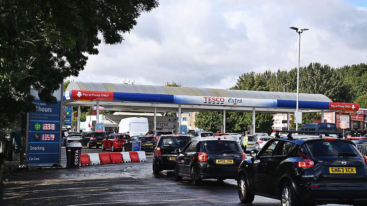 Cola de automóviles en una gasolinera del Reino Unido para llenar el depósito en época de escasez. | Efe