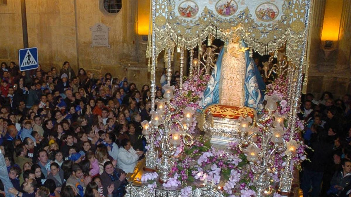 El trono de la Virgen de los Dolores a las puertas de San Francisco en una de las últimas serenatas.