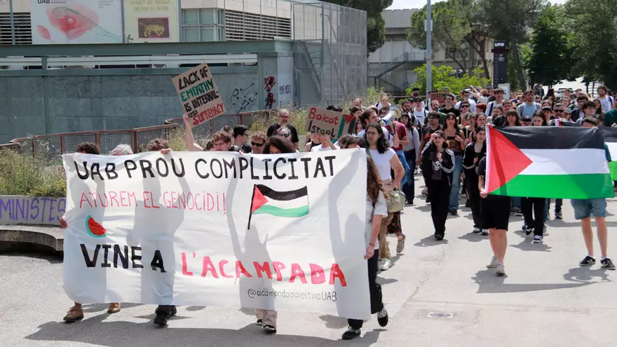Video: Un centenar d'estudiants es manifesten a la UAB per exigir un "compromís real" per trencar vincles amb Israel