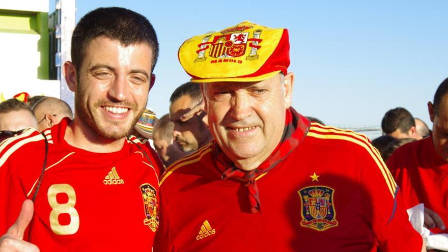 Manolo el del Bombo, antes del partido con un  aficionado