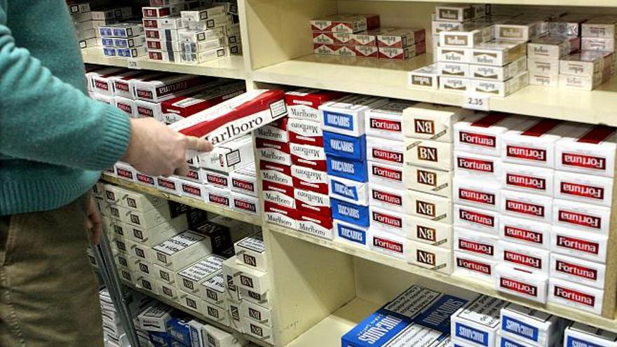 La Ley del Tabaco cumple el próximo 1 de enero su tercer año de vigencia con prácticamente un estancamiento en las ventas de cigarrillos, ya que, a 30 de noviembre de 2008, se han vendido 185.479 cajetillas menos que en el mismo periodo del año anterior. En la imagen de archivo, venta de tabaco en un estanco de Madrid. EFE/Bernardo Rodriguez