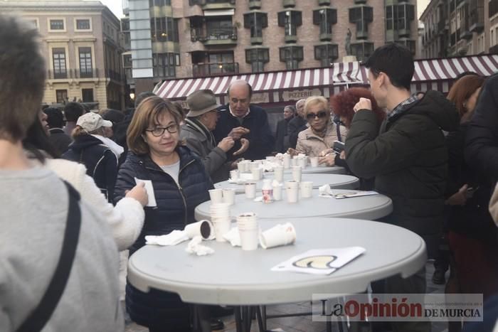 Degustación de monas y chocolate en la Plaza del Romea