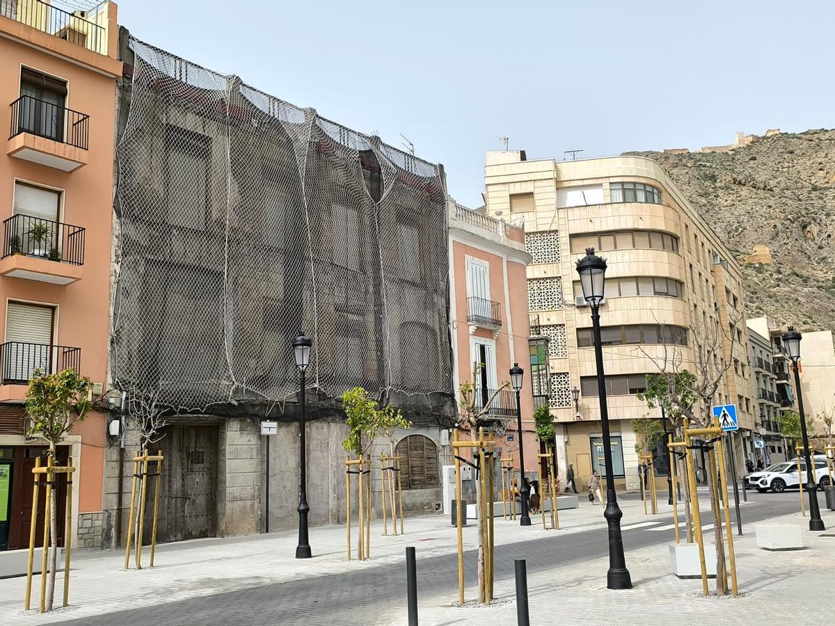 Inmuebles en el Paseo de Orihuela, donde recientemente el Ayuntamiento ha invertido medio millón de euros