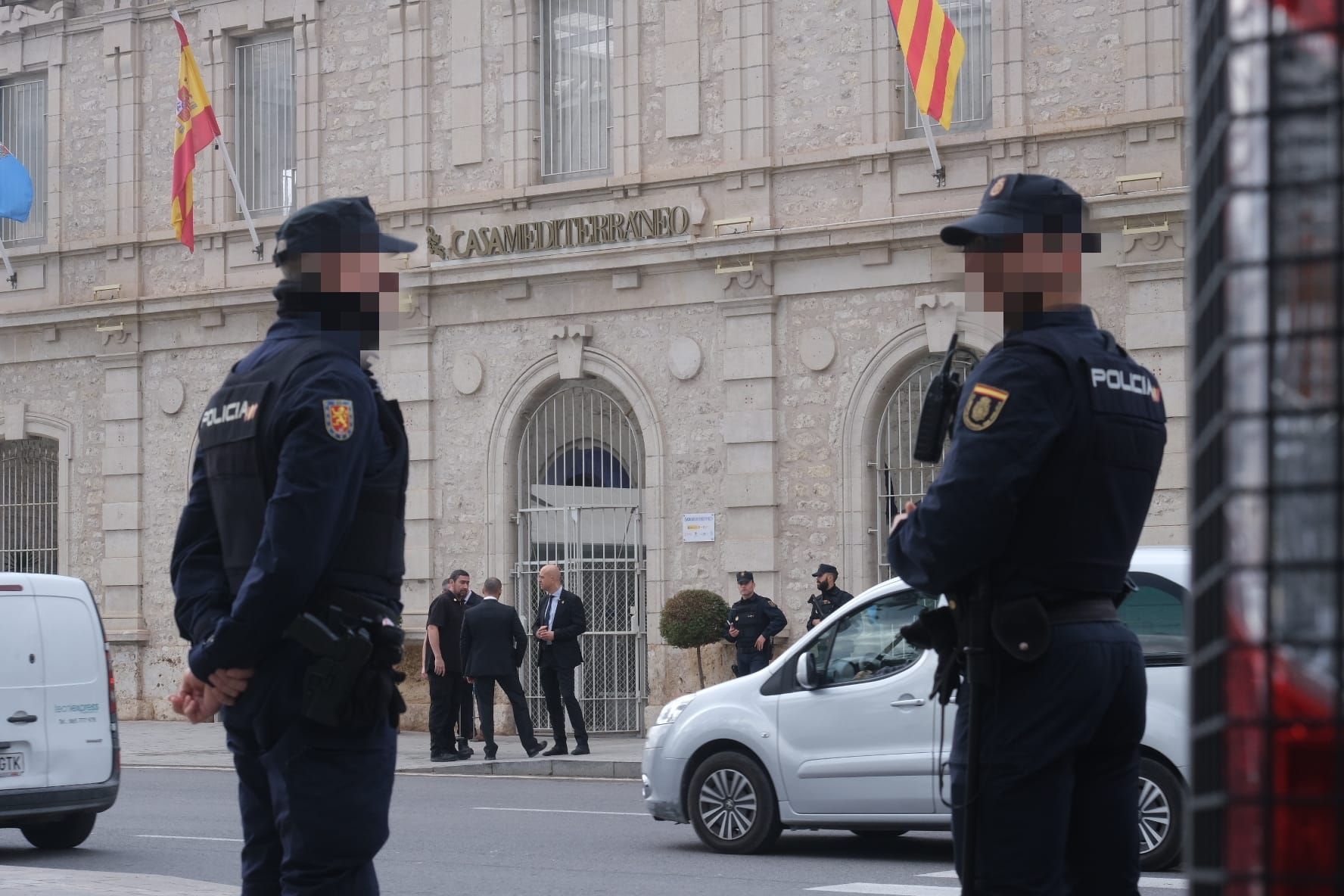 Gran presencia policial y decenas de curiosos en Casa Mediterráneo por la cumbre europea que se celebra en Alicante