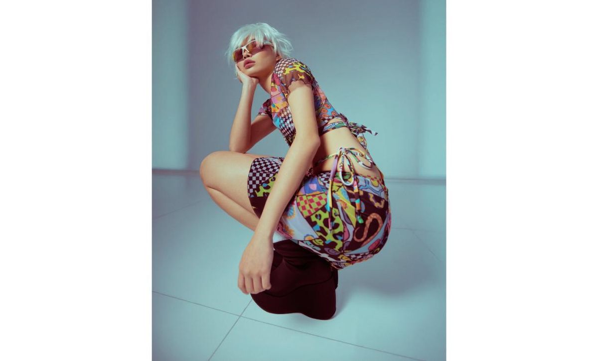 Estampados setenteros en este conjunto de minifalda.