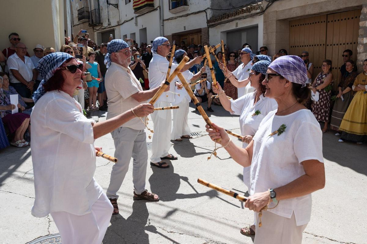 Danzantes durante el 'cañoteado' de las fiestas de San Roque en La Puebla de Híjar