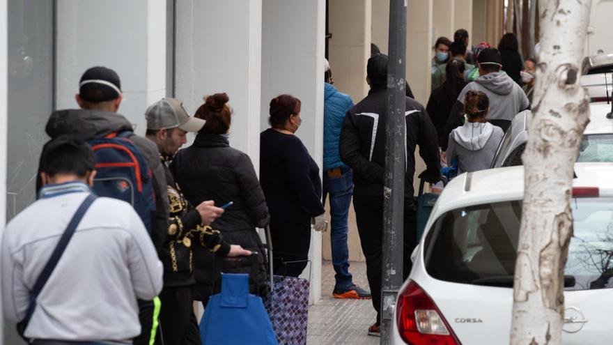 Ciudadanos de Ibiza hacen cola para recibir alimentos en Cáritas, en una imagen de archivo.