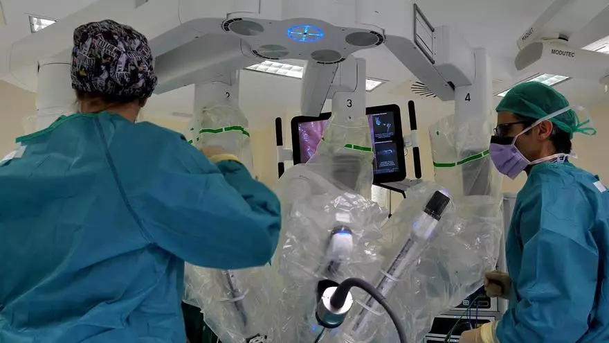 Así es la cirugía robótica que el hospital 12 de Octubre ha realizado al paciente más pequeño de España