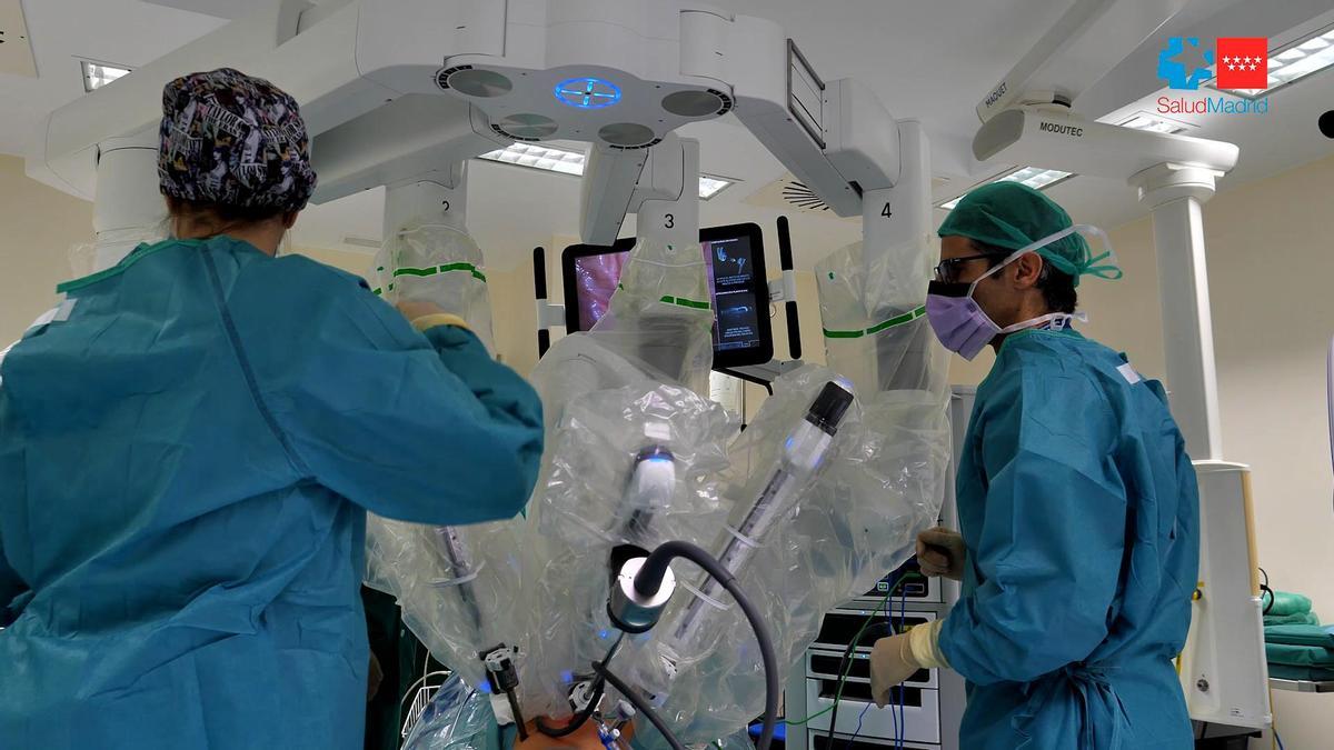 Así es la cirugía robótica que el hospital 12 de Octubre ha realizado al paciente más pequeño de España