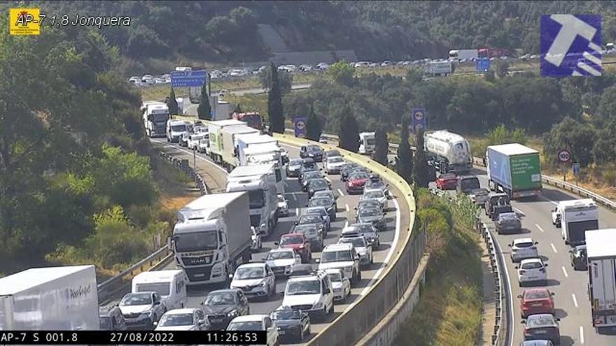 Un incendi de matolls a la Jonquera talla un carril de l&#039;AP-7 en direcció a França