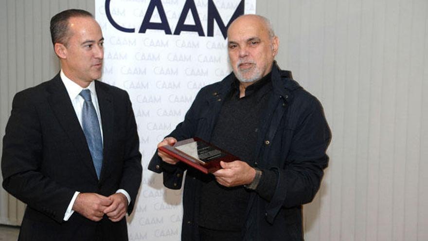 El galerista Manuel Ojeda junto a Álvarez, anoche en el CAAM.