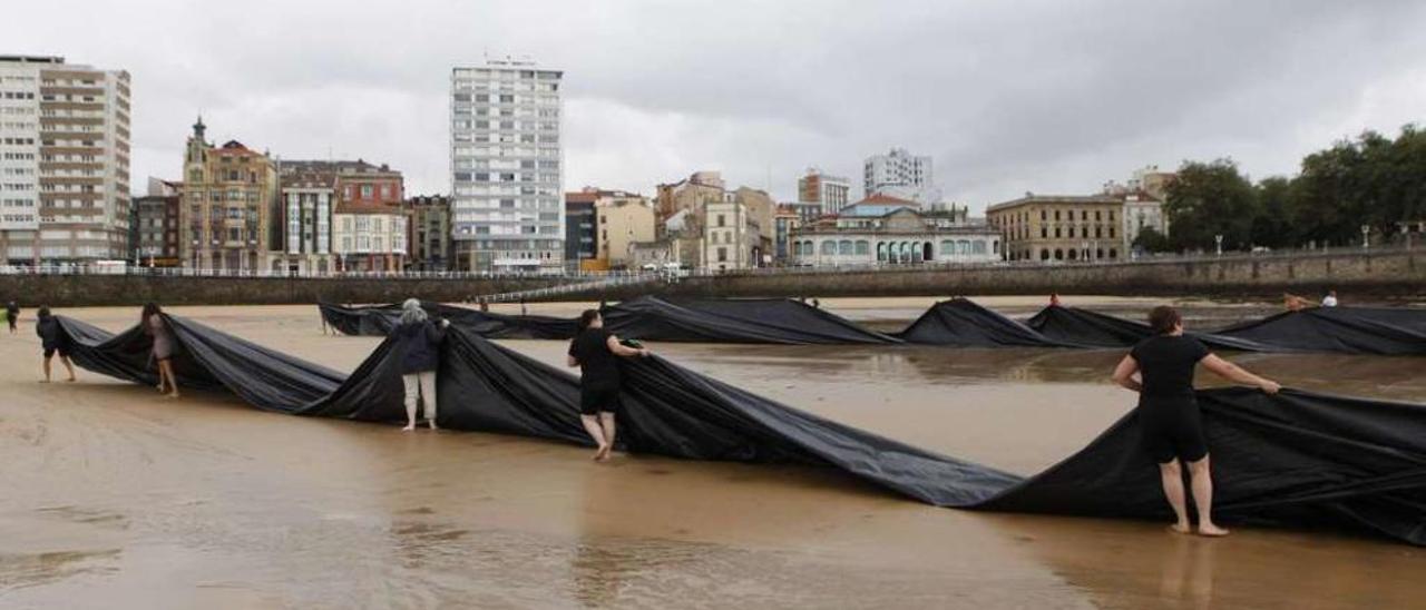 Una de las acciones de la &quot;performance&quot; &quot;Sacar el mar&quot;, que se verificó el pasado 14 de septiembre en la playa de San Lorenzo.