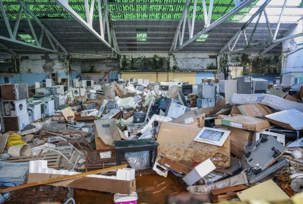 La antigua conservera se usa como almacén de despojos. | IÑAKI ABELLA