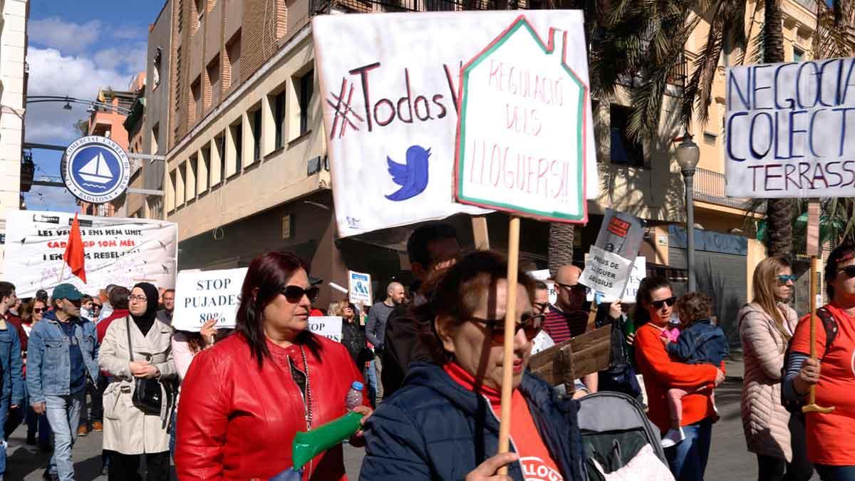 Manifestación en Badalona por el aumento de los alquileres del fondo buitre Azora