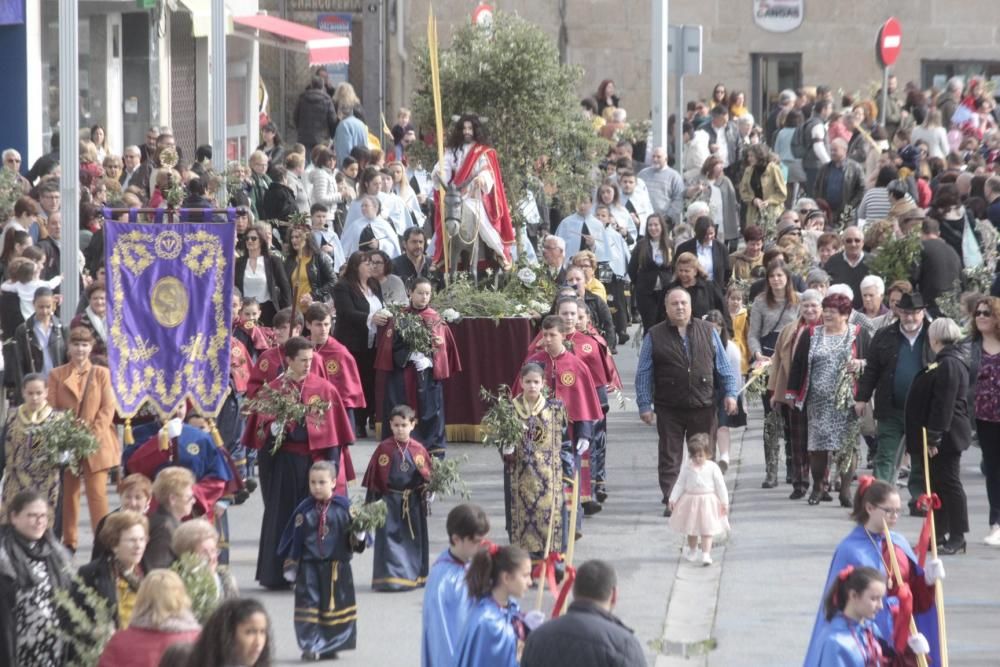 La procesión de "La Borriquilla" abre la Semana Santa en Cangas. // S. Álvarez