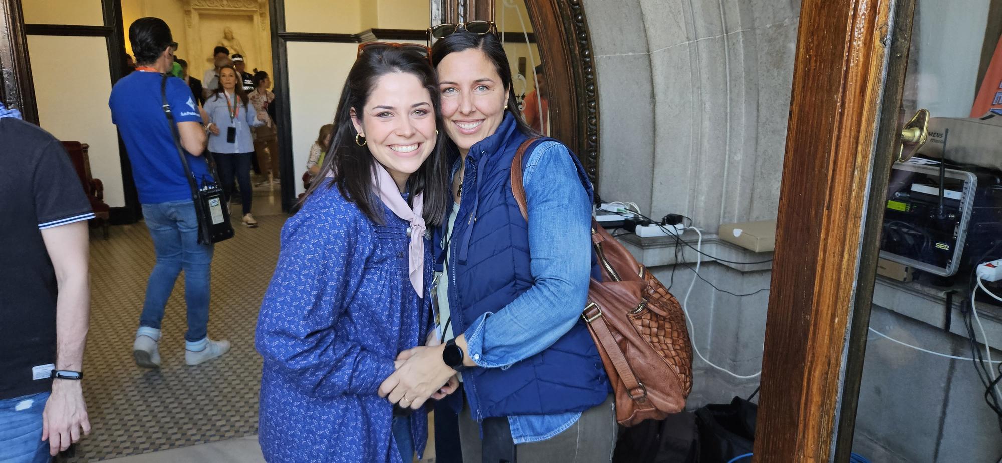 Carmen, con Raquel, la mamá de Paula Nieto