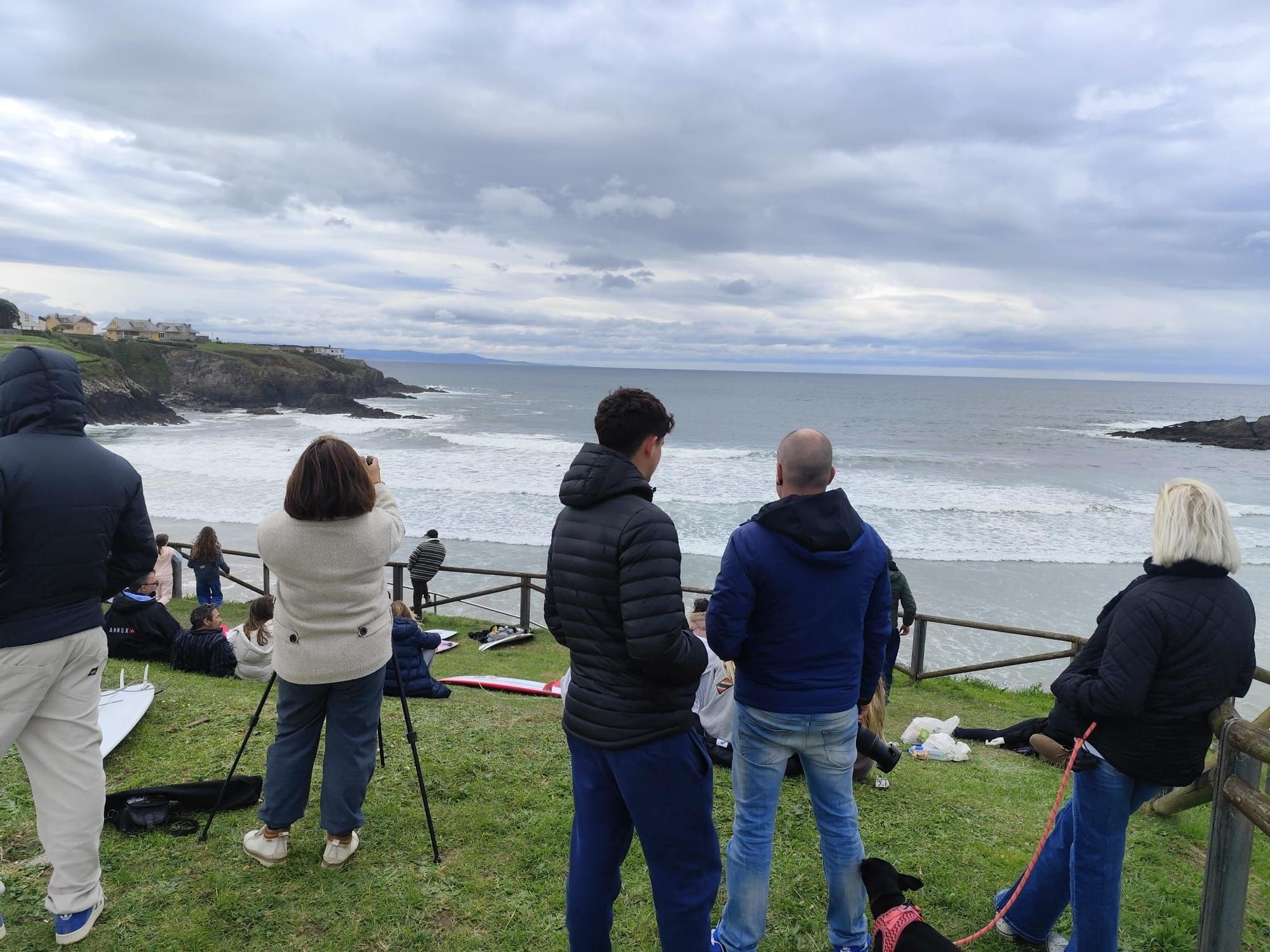 En imágenes: El ambiente surfista toma la playa de Tapia este puente