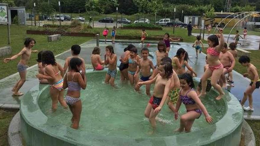 Os excursionistas disfrutan da auga no parque de Sanguiñeda. // FdV