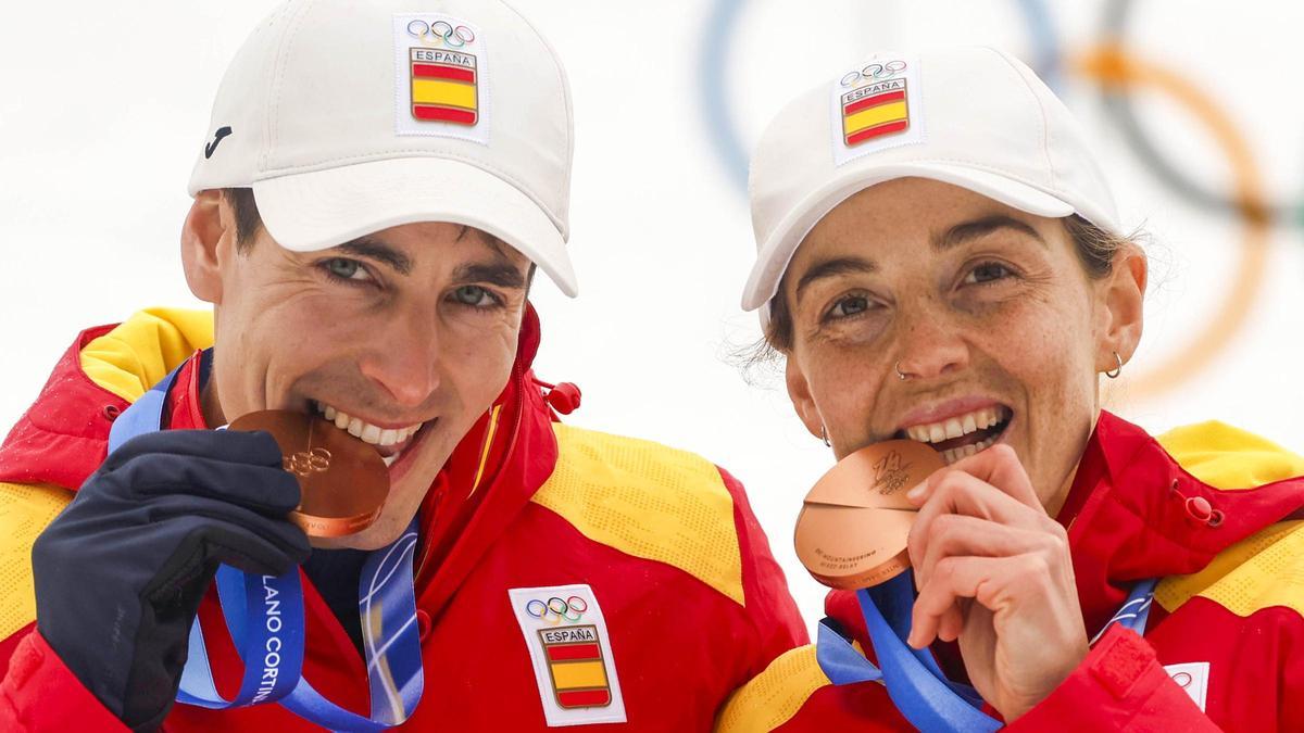 Oriol Cardona y Ana Alonso, bronce en la prueba mixta de relevos de esquí de montaña.