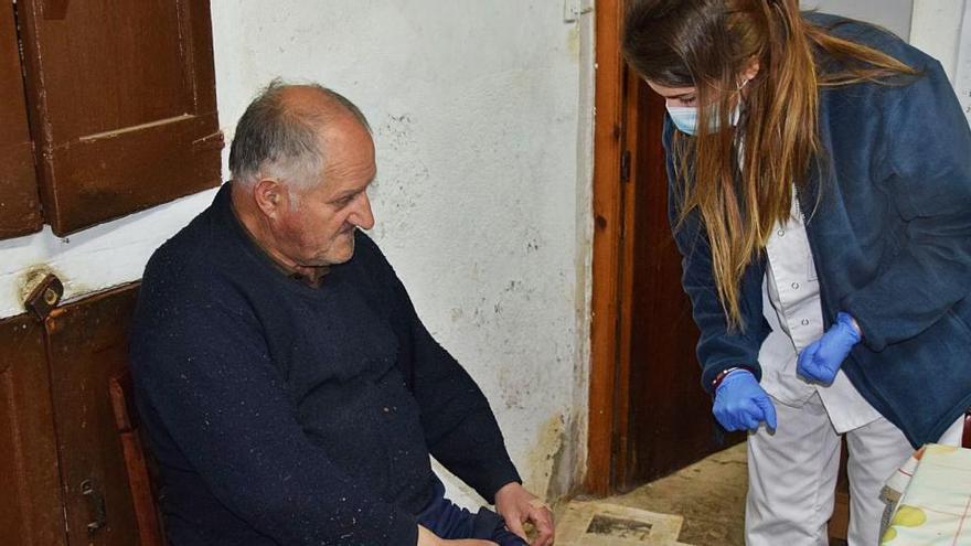 Gemma Pujols visita un dels pacients a casa seva, allunyada del nucli de l&#039;Estany i d&#039;accés complicat