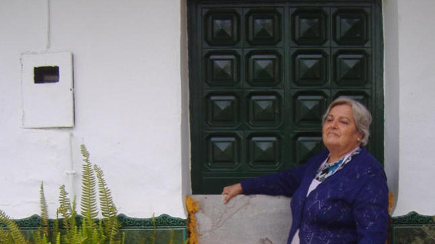 Josefa Miguel, como la mayoría de los vecinos de la barriada, ha fabricado un dique en la puerta de su casa para evitar la entrada de agua.