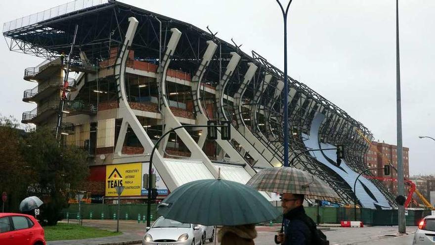 La instalación de la cubierta de la grada de Río, en Balaídos, se suspendió ayer por el viento. // M.G. Brea