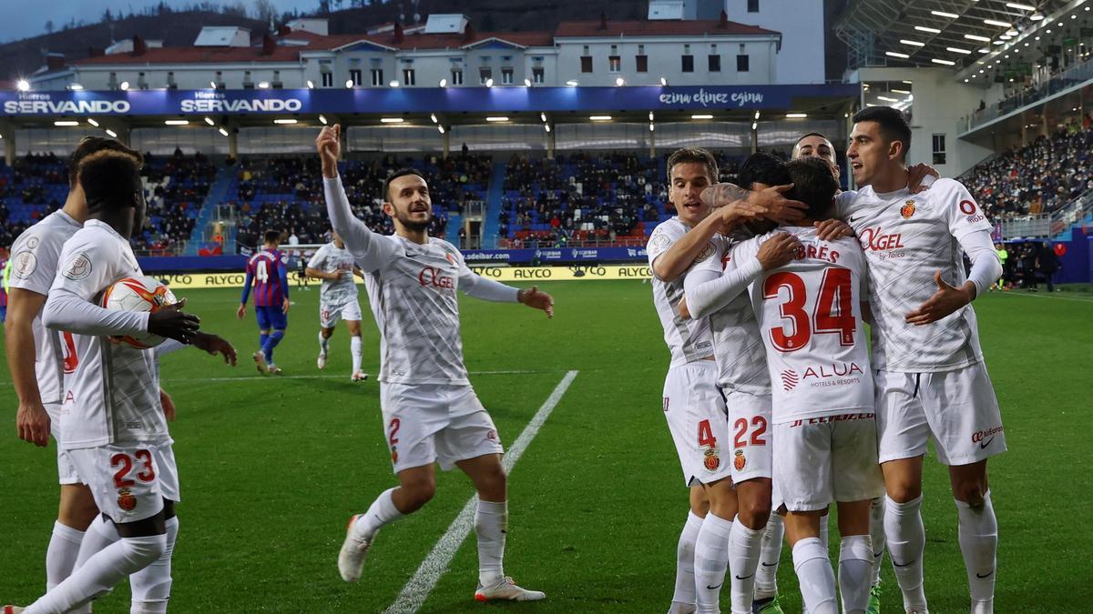 Jugadores del Mallorca celebrando la victoria.