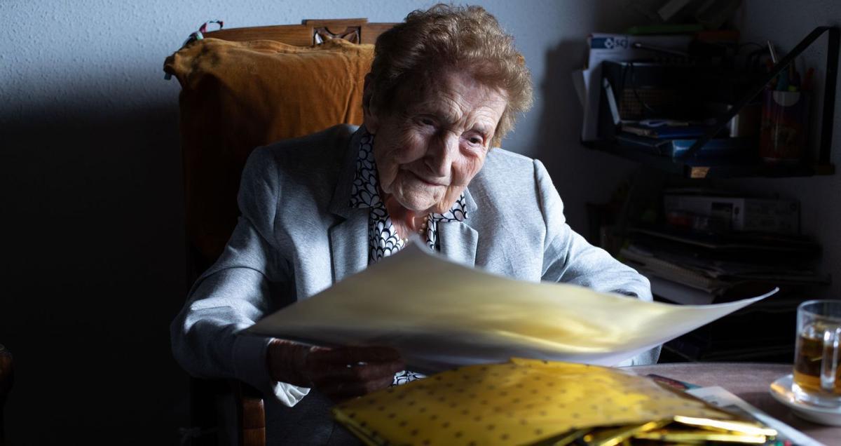 Avelina Lorenzo repasa el álbum familiar.