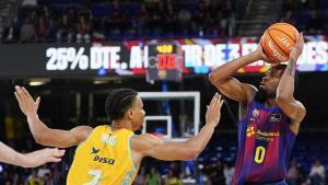 Kevin Punter lanza ante Isaiah Wong, del Gran Canaria, durante el partido de la Liga Endesa disputado en el Palau Blaugrana