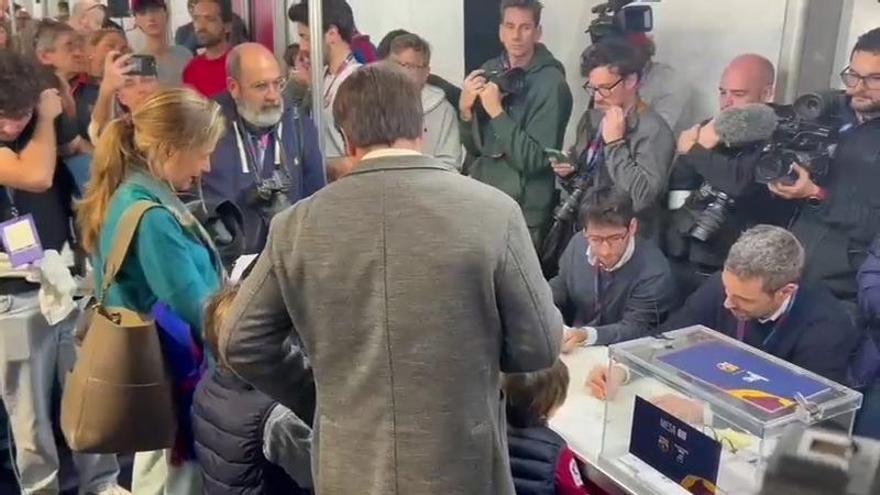 Camprubí votó rodeado de sus hijos