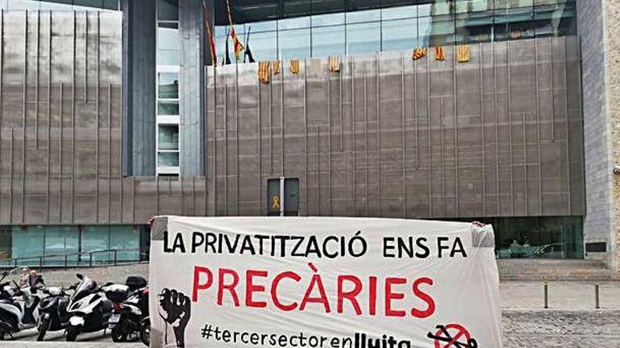 La pancarta desplegada ahir davant l&#039;edifici de la Generalitat.