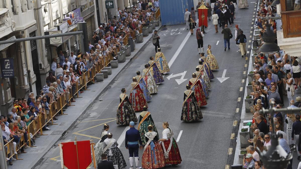 Desfile por la calle de la Paz de València por el 9 d'Octubre.