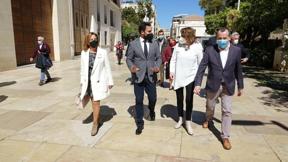 Susana Díaz camina por el centro de Málaga, rodeada por Begoña Medina, Daniel Pérez y José Luis Ruiz Espejo.