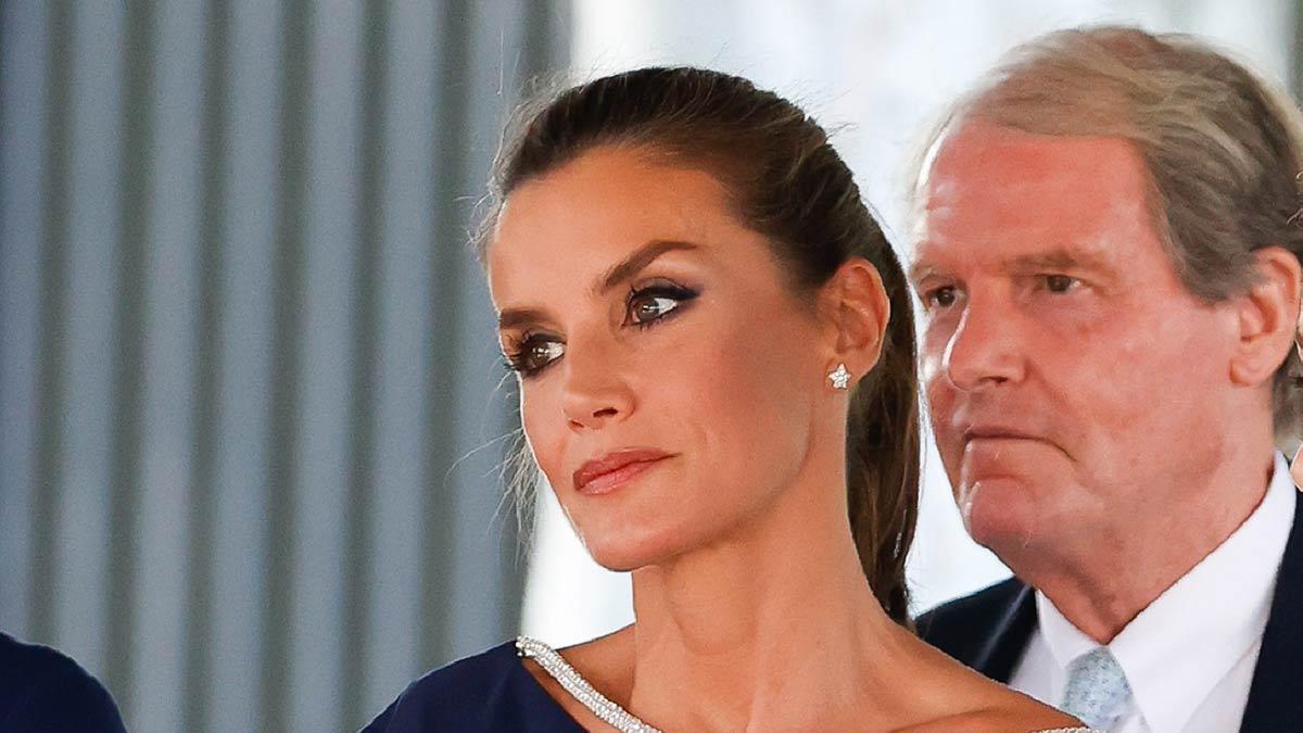 La reina Letizia con vestido con escote joya de lo más original