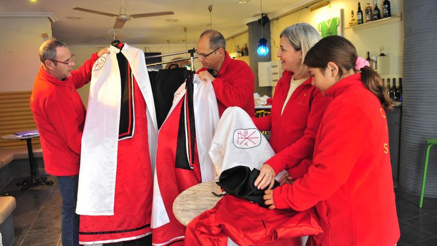 &quot;Que ninguna vesta se quede en los armarios&quot;: Campaña de una cofradía de Elche para que todos tengan traje