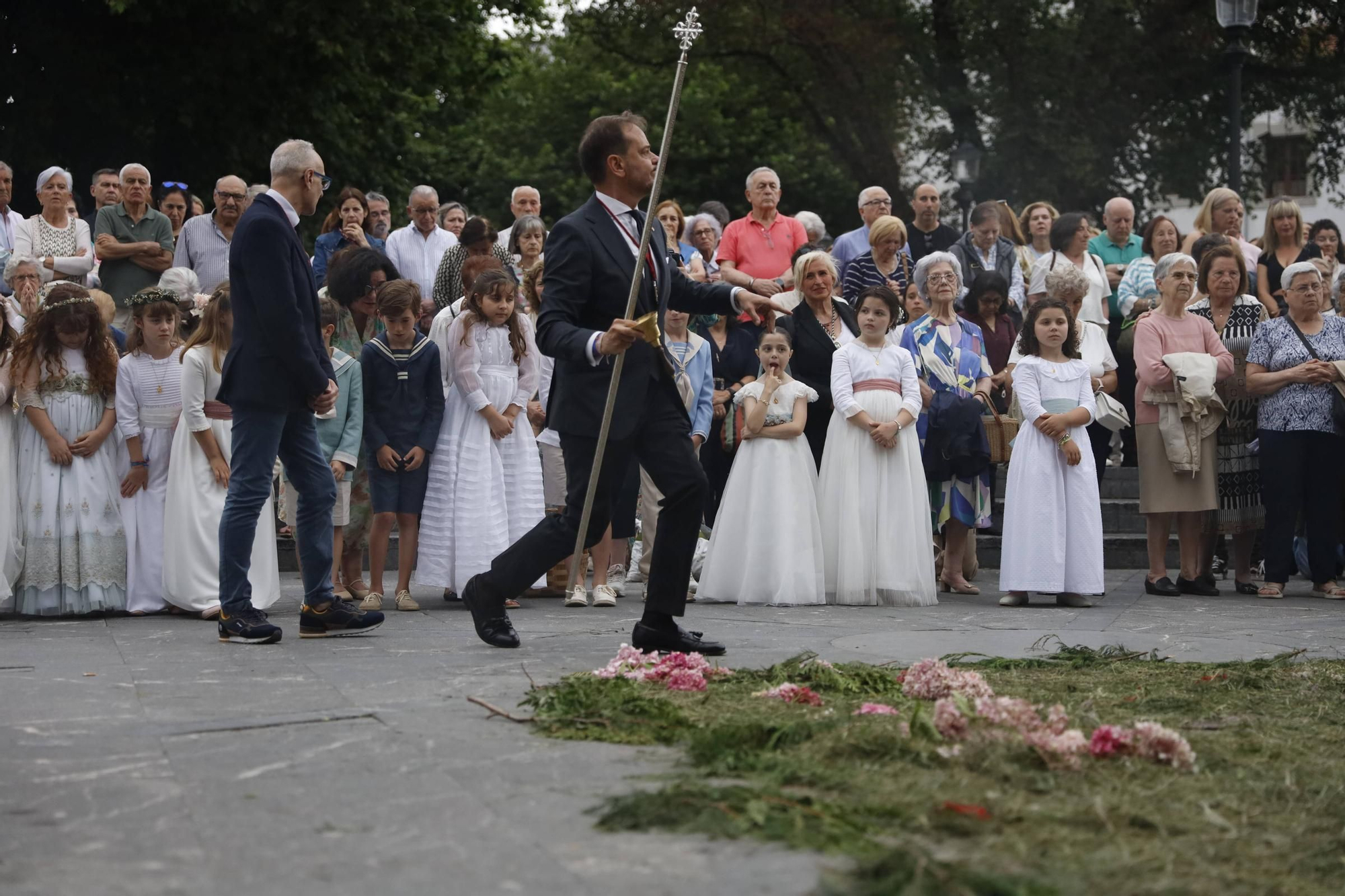 Pétalos, incienso, niños... así fue la procesión del Corpus Christi en Gijón (en imágenes)