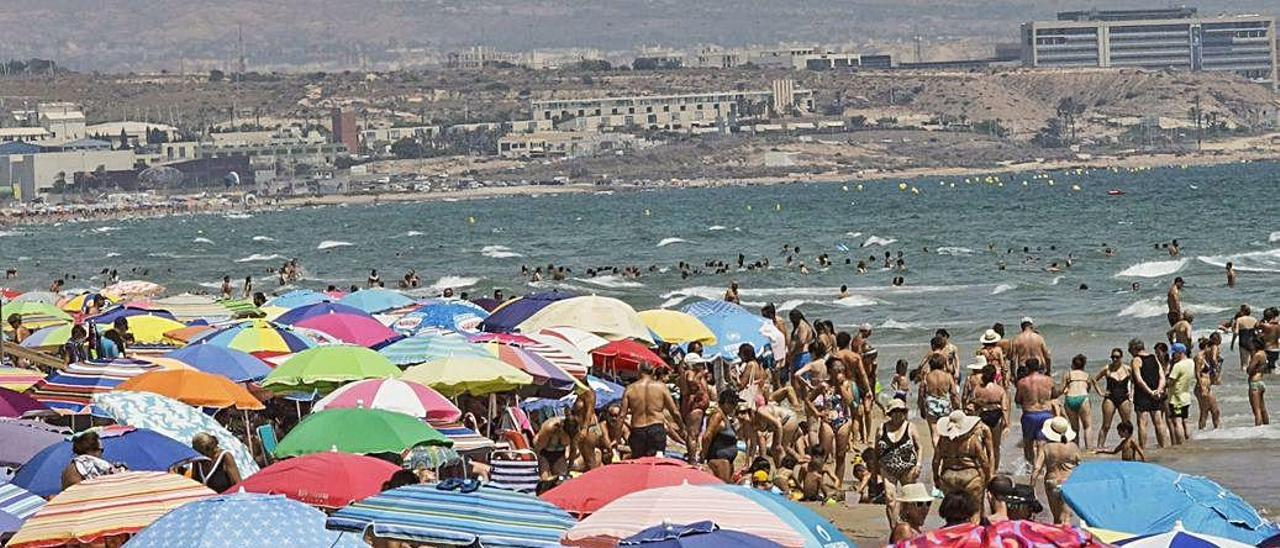 Playa de Los Arenales, el verano pasado.